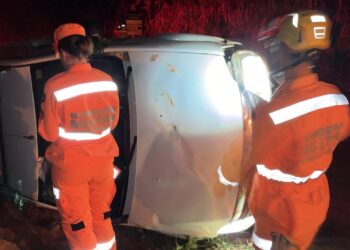 Jovem fica ferido após capotamento em estrada rural de Alfenas