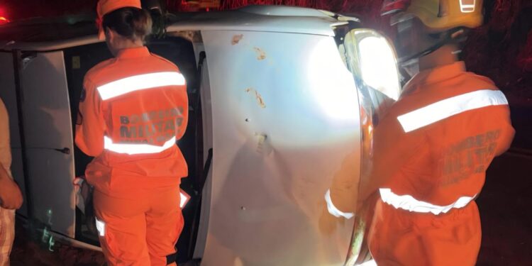 Jovem fica ferido após capotamento em estrada rural de Alfenas