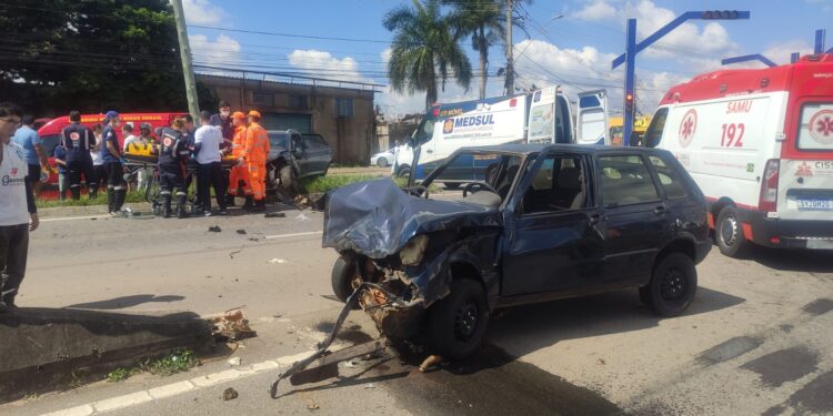 Colisão frontal entre dois carros deixa cinco feridos no Sul de Minas