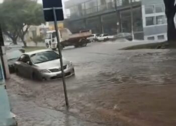 VÍDEO: Chuva intensa causou alagamento e transtornos no trânsito em Alfenas