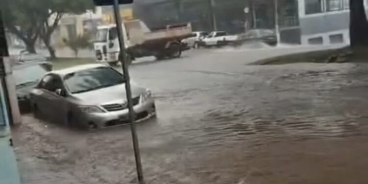 VÍDEO: Chuva intensa causou alagamento e transtornos no trânsito em Alfenas