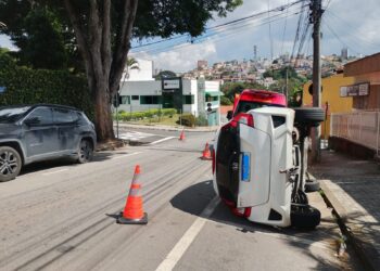 Idosa fica ferida após carro tombar em avenida