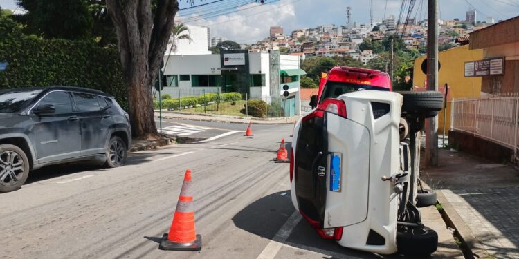 Idosa fica ferida após carro tombar em avenida