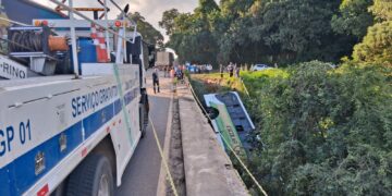 Ônibus com trabalhadores cai de ponte e deixa feridos em Ouro Fino