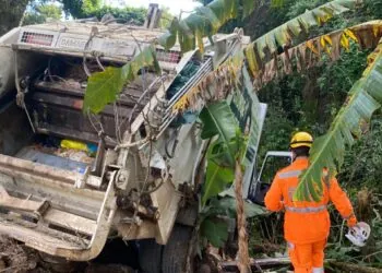 Caminhão de lixo perde freios, colide com tronco e mobiliza equipes de emergência em Extrema
