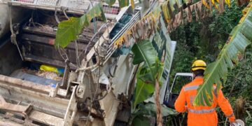 Caminhão de lixo perde freios, colide com tronco e mobiliza equipes de emergência em Extrema