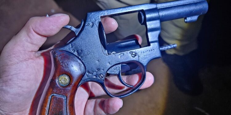 VÍDEO: PM apreende arma e detém dois suspeitos após investigação de disparos em São Tomás de Aquino