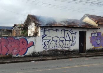 Incêndio atinge imóvel abandonado e mobiliza Bombeiros em Pouso Alegre