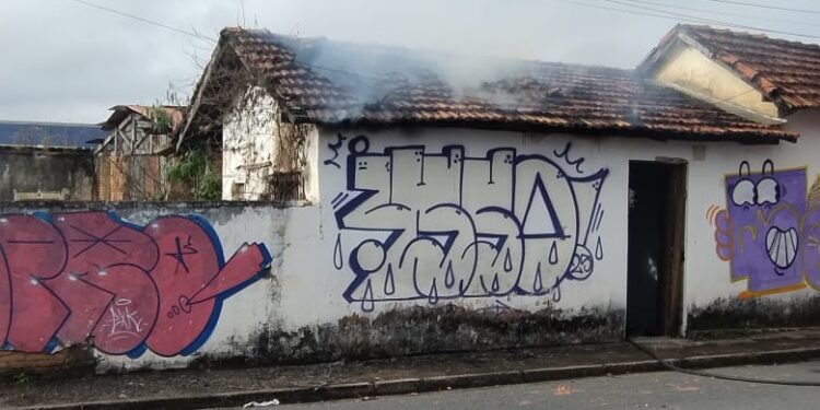 Incêndio atinge imóvel abandonado e mobiliza Bombeiros em Pouso Alegre