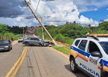 Idoso passa mal ao volante e colide com poste de energia em Guaxupé
