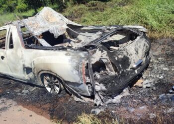 VÍDEO: Veículo funerário é destruído por incêndio na BR-491; corpo transportado é retirado a tempo