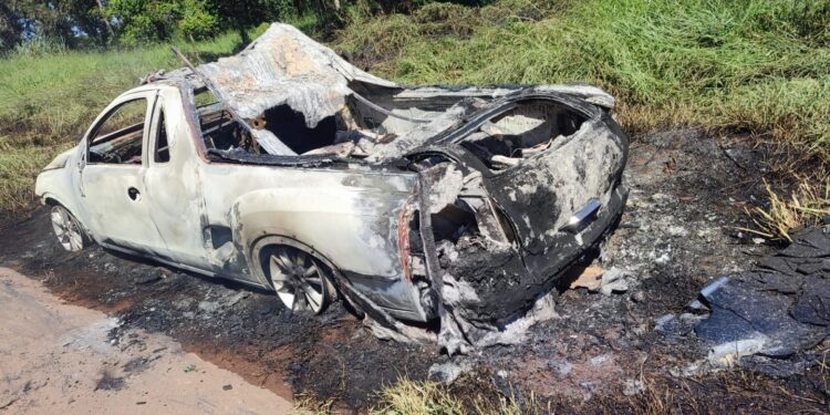 VÍDEO: Veículo funerário é destruído por incêndio na BR-491; corpo transportado é retirado a tempo