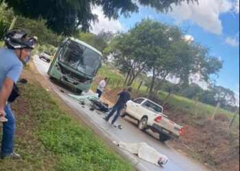 URGENTE: Motociclista morre após colisão frontal com ônibus escolar na zona rural de Nova Resende