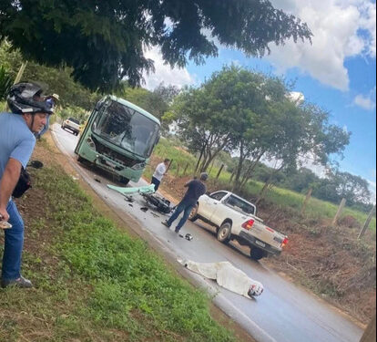 URGENTE: Motociclista morre após colisão frontal com ônibus escolar na zona rural de Nova Resende