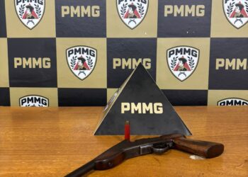 Homem é preso por porte ilegal de arma de fogo após disparo em via pública em Guaxupé