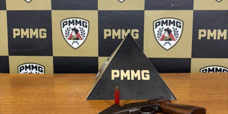 Homem é preso por porte ilegal de arma de fogo após disparo em via pública em Guaxupé