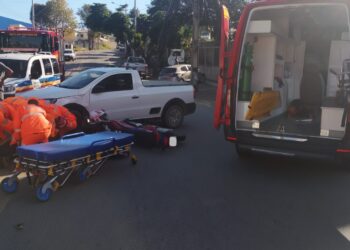 Idoso fica ferido após colisão entre carro e motocicleta no Sul de Minas