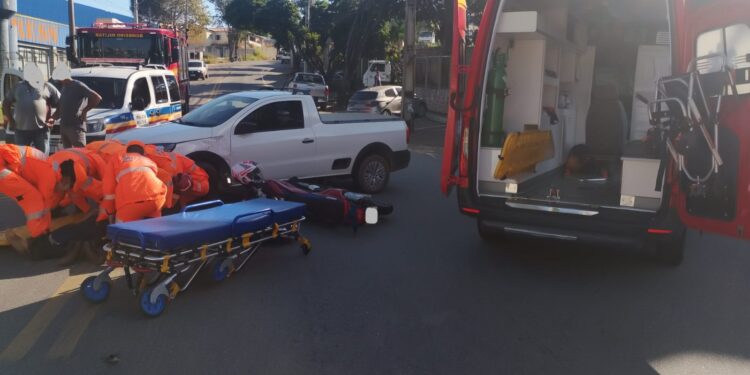 Idoso fica ferido após colisão entre carro e motocicleta no Sul de Minas