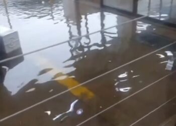 VÍDEO: Chuva intensa causa alagamento na entrada do Hospital das Clínicas em Pouso Alegre