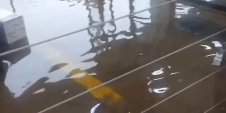 VÍDEO: Chuva intensa causa alagamento na entrada do Hospital das Clínicas em Pouso Alegre