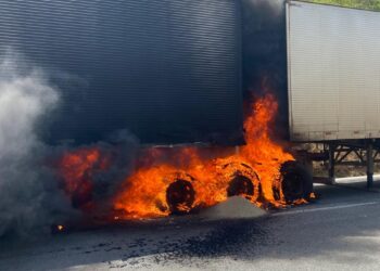 Incêndio em pneus de bitrem é controlado por bombeiros em Extrema