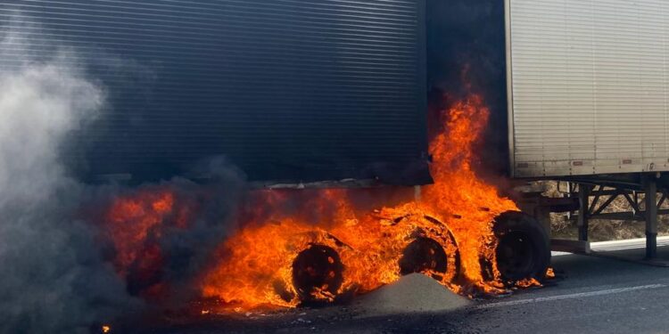 Incêndio em pneus de bitrem é controlado por bombeiros em Extrema