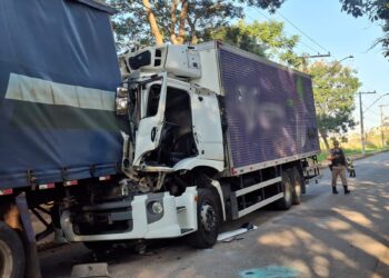 Motorista fica ferido após colisão entre caminhões no Distrito Industrial de Alfenas