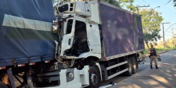 Motorista fica ferido após colisão entre caminhões no Distrito Industrial de Alfenas