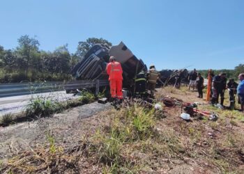 Motorista fica preso às ferragens após tombamento de carreta na MG-050
