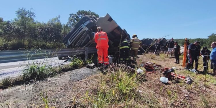 Motorista fica preso às ferragens após tombamento de carreta na MG-050