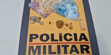 Dupla é presa com drogas, munição e mais de R$ 3,5 mil na MG-050, em Passos