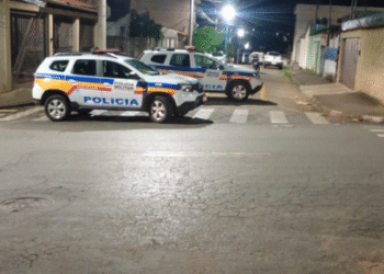 VÍDEO: Homem em surto atira contra viatura da PM e é preso após negociação em Passos