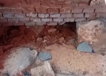 VÍDEO: Asfalto cede e caminhão de coleta fica preso no centro de Passos