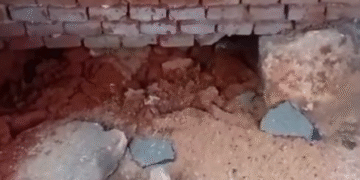 VÍDEO: Asfalto cede e caminhão de coleta fica preso no centro de Passos