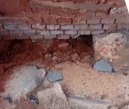 VÍDEO: Asfalto cede e caminhão de coleta fica preso no centro de Passos