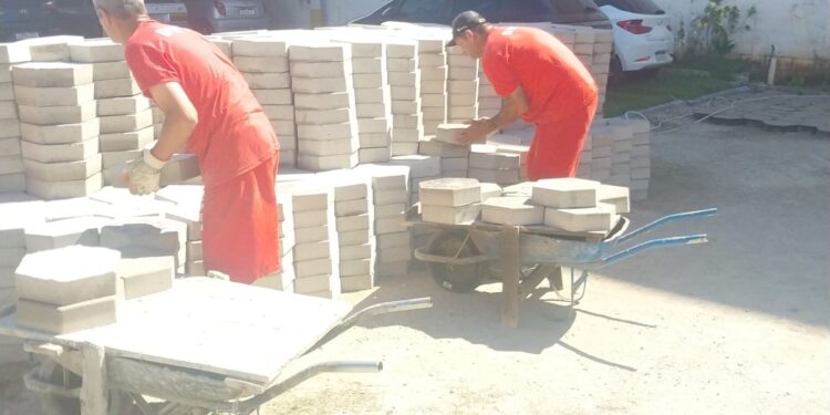 Presídio de São Lourenço une ressocialização e pavimentação urbana no Sul de Minas