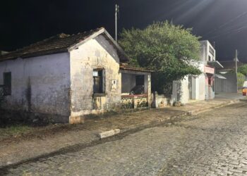 Casal é suspeito de atear fogo em casa abandonada; PM identifica suspeitos