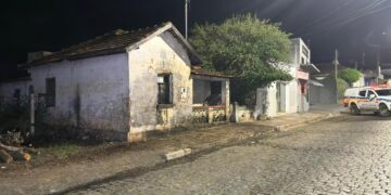 Casal é suspeito de atear fogo em casa abandonada; PM identifica suspeitos