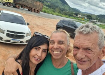 VÍDEO: Casal de Carmo do Rio Claro encontra Letícia Caminhoneira e entrega presente personalizado