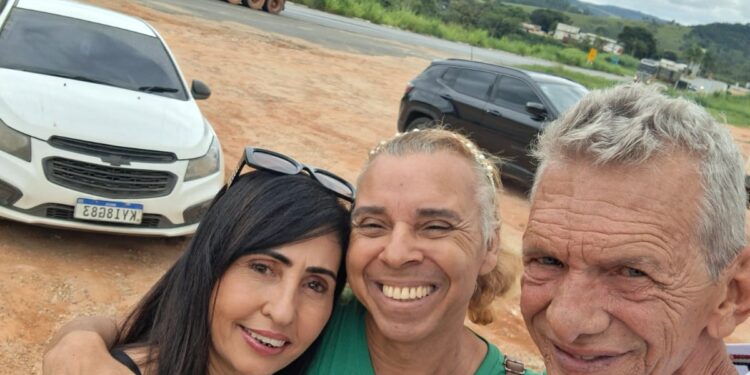 VÍDEO: Casal de Carmo do Rio Claro encontra Letícia Caminhoneira e entrega presente personalizado