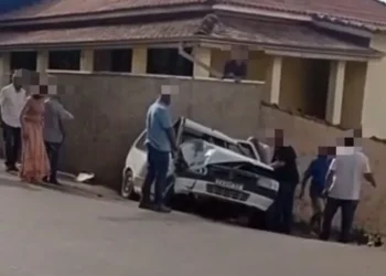 VÍDEO: Carro desgovernado atinge poste e deixa duas idosas feridas no Sul de Minas