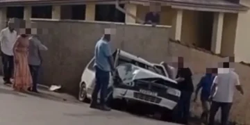 VÍDEO: Carro desgovernado atinge poste e deixa duas idosas feridas no Sul de Minas