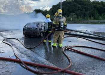Incêndio em carro no pátio da PRF após colisão mobiliza bombeiros em Três Corações