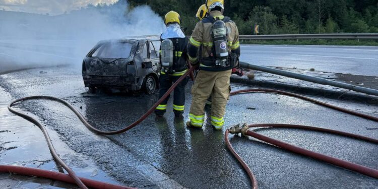 Incêndio em carro no pátio da PRF após colisão mobiliza bombeiros em Três Corações