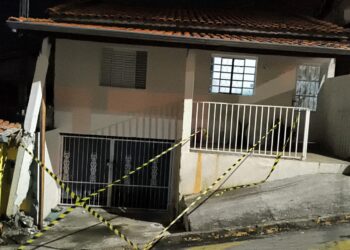 VÍDEO: Carro desgovernado atinge residência e provoca risco estrutural em Extrema