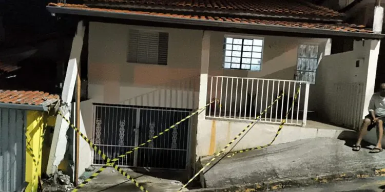 VÍDEO: Carro desgovernado atinge residência e provoca risco estrutural em Extrema