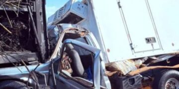 Pai e filho morrem após caminhonete bater em caminhão em chamas