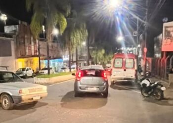 Colisão entre carro e moto deixa ferido em Alfenas