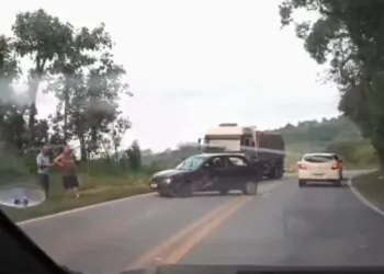 VÍDEO: Colisão entre carro e caminhão é registrada na MG-290, em Pouso Alegre