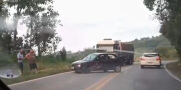 VÍDEO: Colisão entre carro e caminhão é registrada na MG-290, em Pouso Alegre